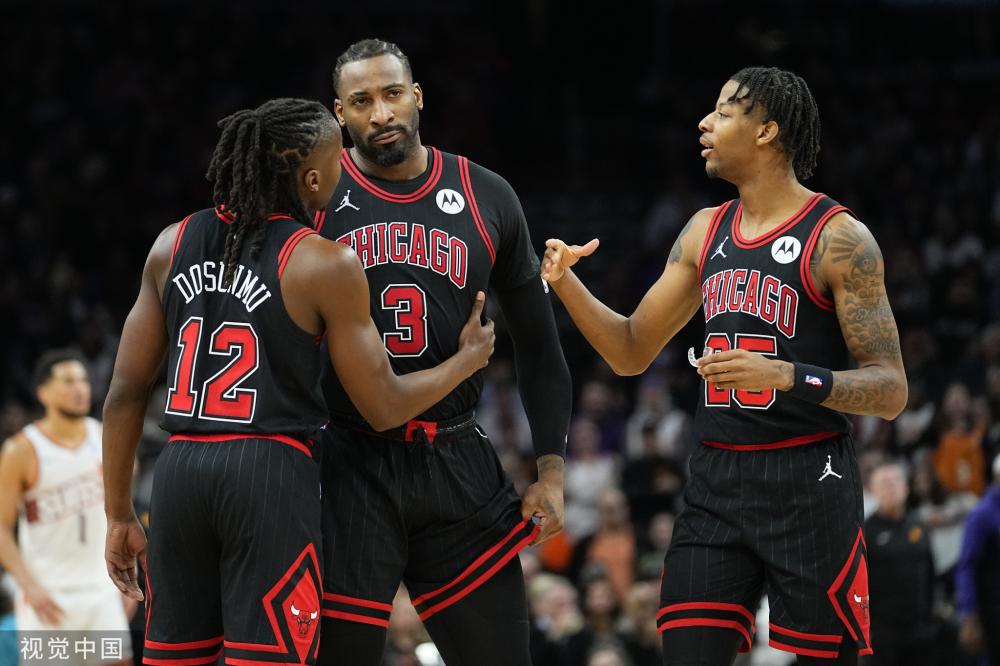 他善于在不 他善于在不